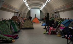 Ukraine: des habitants de Kiev se réfugient dans le métro lors d'attaques aériennes