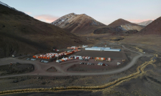 Vue aérienne du campement du projet de mine de cuivre Los Azules, situé dans la cordillère des Andes à Calingasta, dans la province de San Juan, en Argentine, le 21 avril 2026 ( AFP / Luis ROBAYO )