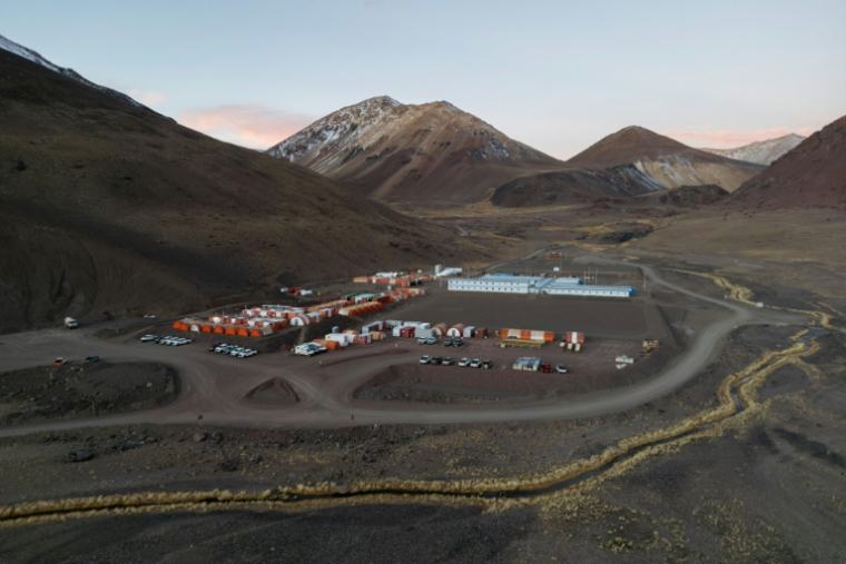 Vue aérienne du campement du projet de mine de cuivre Los Azules, situé dans la cordillère des Andes à Calingasta, dans la province de San Juan, en Argentine, le 21 avril 2026 ( AFP / Luis ROBAYO )