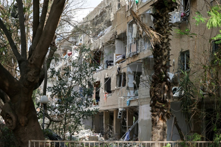 Un bâtiment endommagé lors d'une frappe iranienne dans le quartier de Ramat Aviv, à Tel-Aviv, le 22 juin 2025 ( AFP / Jack GUEZ )