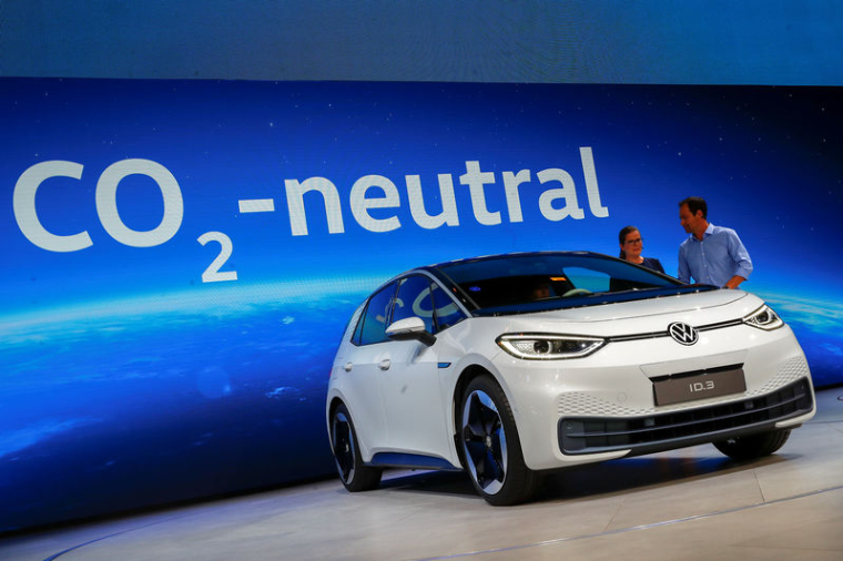 AUTOMOBILE: DERNIÈRE LIGNE DROITE À FRANCFORT SUR LE CO2