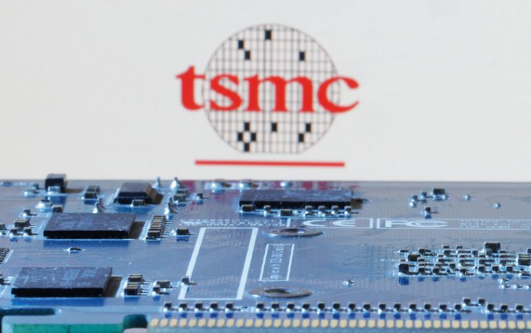Illustration du logo TSMC et d'une carte mère d'ordinateur