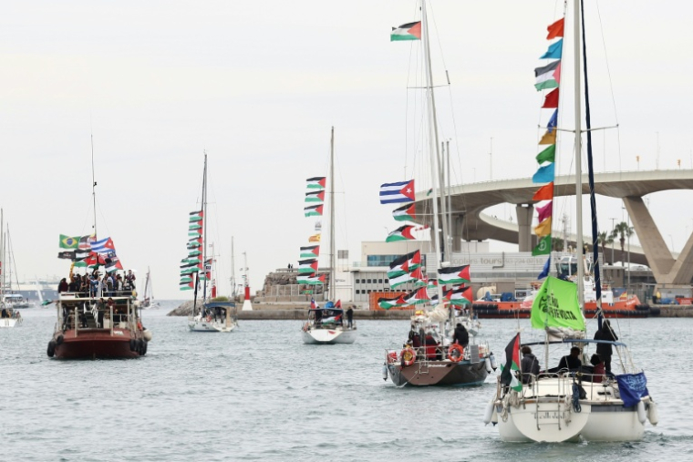 Des militants propalestiniens à bord de bateaux de la "flottille pour Gaza", uittent le port Vell à Barcelone, en Espagne, le 12 avril 2026 ( AFP / Josep LAGO )