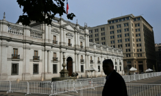 Un homme passe devant le palais de La Moneda, siège de la présidence du Chili, à Santiago, le 17 juin 2026 ( AFP / RODRIGO ARANGUA )