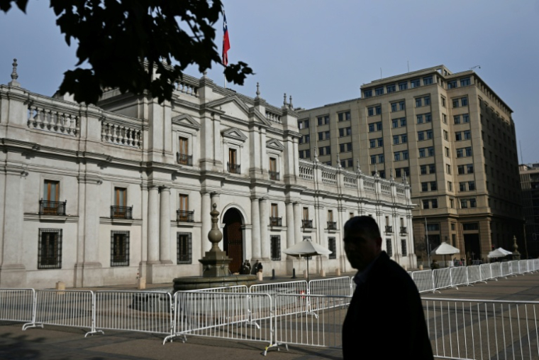 Un homme passe devant le palais de La Moneda, siège de la présidence du Chili, à Santiago, le 17 juin 2026 ( AFP / RODRIGO ARANGUA )