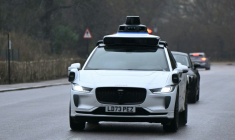 Un véhicule sans chauffeur de Waymo dans les rues du centre de Londres le 5 février 2026, peu après que la société ait annoncée qu'elle travaillait avec des partenaires à une offre de robotaxis dans cette ville. ( AFP / JUSTIN TALLIS )