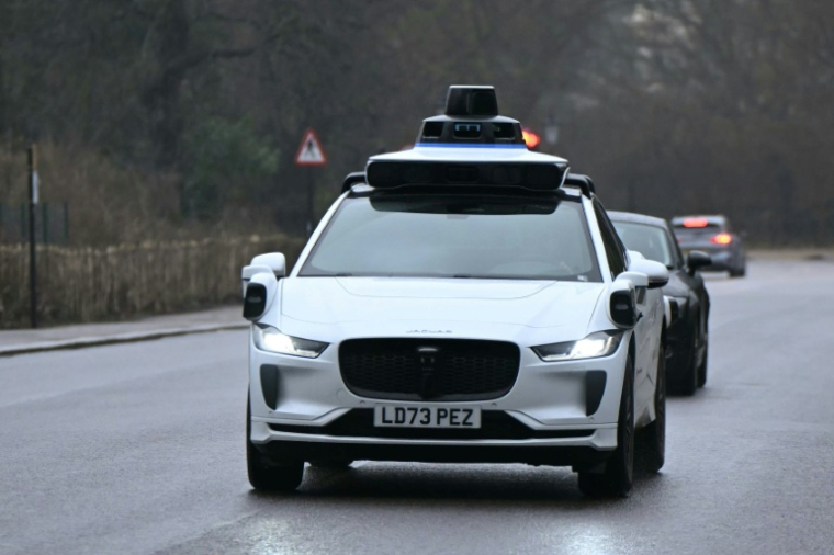 Un véhicule sans chauffeur de Waymo dans les rues du centre de Londres le 5 février 2026, peu après que la société ait annoncée qu'elle travaillait avec des partenaires à une offre de robotaxis dans cette ville. ( AFP / JUSTIN TALLIS )