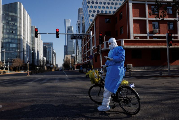 Un agent de santé en tenue de protection à Pékin
