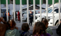 Des enfants palestiniens attendent l'évacuation de blessés et de malades vers l'Egypte par le poste-frontière de Rafah, à Khan Younès, dans le sud de la bande de Gaza, le 8 février 2026 ( AFP / Bashar Taleb )
