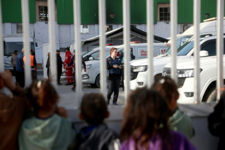 Des enfants palestiniens attendent l'évacuation de blessés et de malades vers l'Egypte par le poste-frontière de Rafah, à Khan Younès, dans le sud de la bande de Gaza, le 8 février 2026 ( AFP / Bashar Taleb )