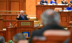 Le Premier ministre roumain sortant Ilie Bolojan au Parlement à Bucarest le 5 mai 2026 ( AFP / Daniel MIHAILESCU )