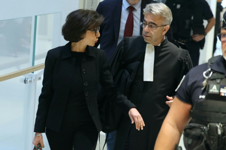 Rachida Dati et l'un de ses avocats, Me  Antoine Beauquier, arrivent au palais de justice de Paris le 16 septembre 2026 ( AFP / Thomas SAMSON )