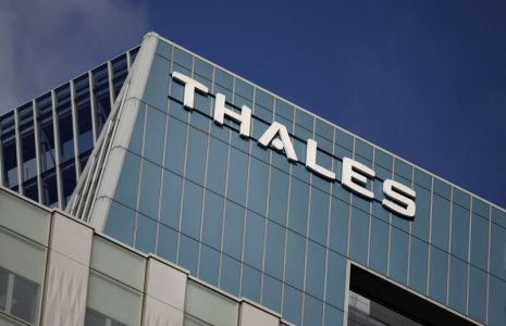 Le logo de Thales dans le quartier d'affaires de La Défense