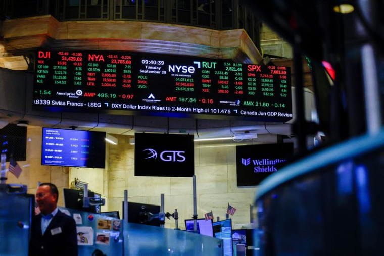 Un écran affiche les informations boursières après la cloche d'ouverture à la Bourse de New York (NYSE), à New York.