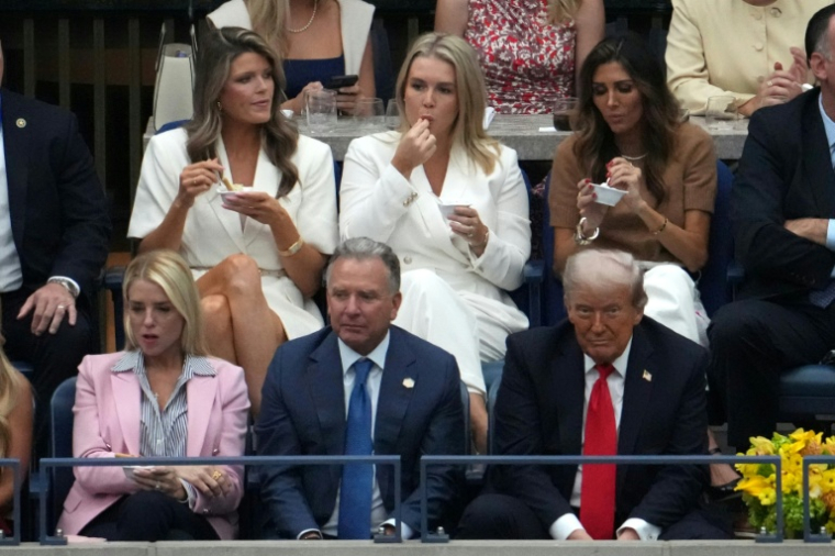 (De gauche à droite, en haut) Lindsey Halligan et Karoline Leavitt, respectivement conseillère et porte-parole de la Maison Blanche, au-dessus (de gauche à droite) de la ministre de la Justice Pam Bondi, de l'émissaire Steve Witkoff et du président Donald Trump à l'US Open à New York, le 7 septembre 2025 ( AFP / TIMOTHY A. CLARY )