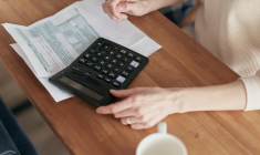 Une famille vivant dans une grande maison et étant liée au fournisseur par un contrat heures pleines et heures creuses verra sa facture augmenter de 18 % et non de 15 %. (Mikhail Nilov / Pexels)