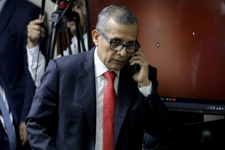 L'ex-président péruvien Ollanta Humala parle au téléphone après le prononcé de sa peine, le 15 avril 2025 dans un tribunal de Lima ( AFP / CONNIE FRANCE )