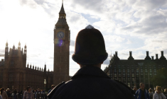 Un policier britannique devant Big Ben, à Londres. ( AFP / ODD ANDERSEN )