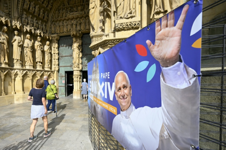 La cathédrale Saint-Etienne de Metz avec une banderole annonçant la visite du pape Léon XIV, le 3 septermbre 2026 ( AFP / Jean-Christophe VERHAEGEN )