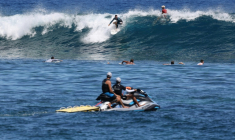 Des membres de la patrouille nautique surveillent les surfeurs à Saint-Leu, à La Réunion, le 26 mars 2021 ( AFP / Richard BOUHET )