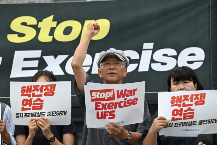 Manifestation contre l'exercice militaire conjoint entre la Corée du Sud et les États-Unis, baptisé "Ulchi Freedom Shield" (UFS), devant l'ambassade des États-Unis à Séoul, le 17 août 2026 en Corée du Sud ( AFP / Jung Yeon-je )