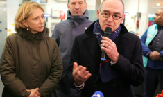 Xavier Piechaczyk (D), nouveau PDG de la RATP, aux côtés de Valérie Pécresse (G), présidente d'Ile-de-France Mobilités (IDFM), et du maire de Fontenay-sous-Bois, Jean-Philippe Gautrais (C), le 17 février 2026 à la station RER de Val de Fontenay, à Fontenay-sous-Bois (Val-de-Marne) ( AFP / Thomas SAMSON )