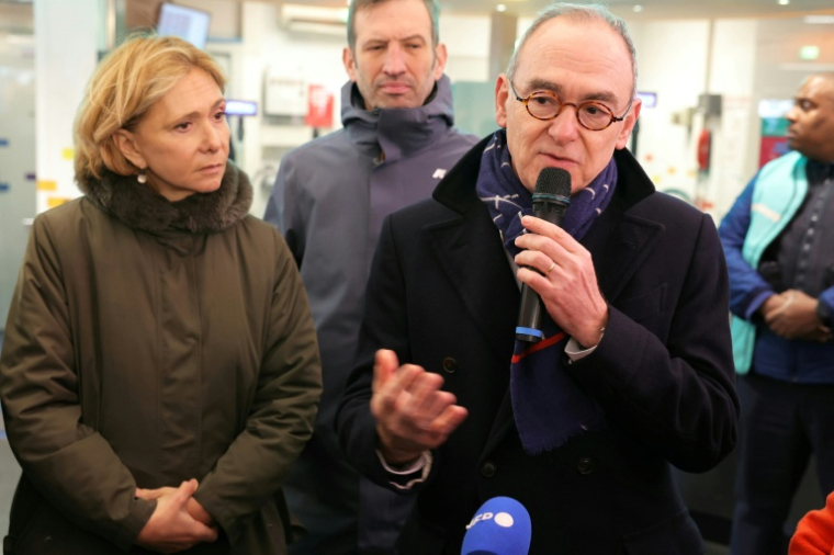 Xavier Piechaczyk (D), nouveau PDG de la RATP, aux côtés de Valérie Pécresse (G), présidente d'Ile-de-France Mobilités (IDFM), et du maire de Fontenay-sous-Bois, Jean-Philippe Gautrais (C), le 17 février 2026 à la station RER de Val de Fontenay, à Fontenay-sous-Bois (Val-de-Marne) ( AFP / Thomas SAMSON )