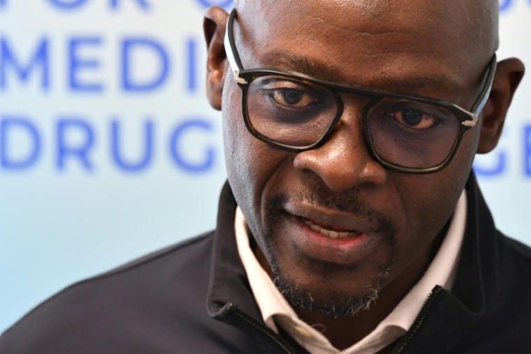 Le Dr Birane Beye, gastro-entérologue, au laboratoire de l'Inserm à Orléans, le 18 novembre 2025 ( AFP / JEAN-FRANCOIS MONIER )