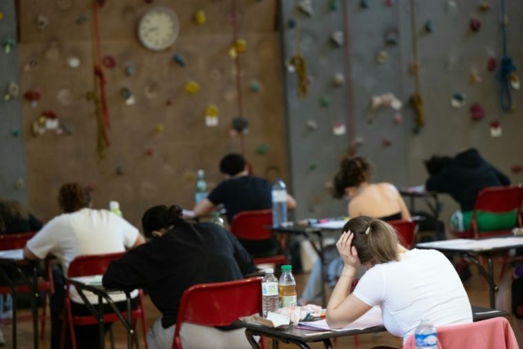 Des élèves passent l'épreuve de philosophie du baccalauréat à lycée Michel de Montaigne à Mulhouse, le 16 juin 2025 dans le Haut-Rhin ( AFP / SEBASTIEN BOZON )