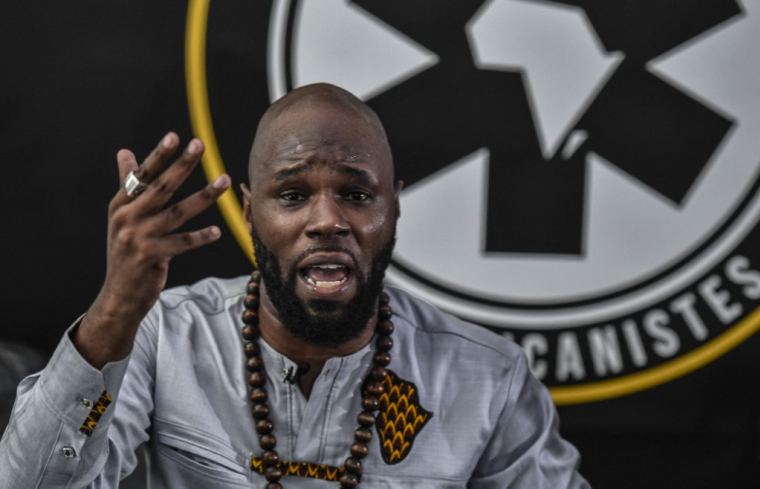 Kemi Seba à Paris, le 26 juin 2020. ( AFP / STEPHANE DE SAKUTIN )