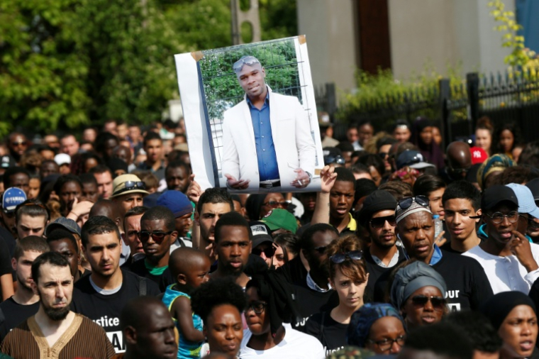 Un portrait d'Adama Traoré lors d'une manifestation en hommage au jeune homme, le 22 juillet 2016 à Beaumont-sur-Oise (Val-d'Oise) ( AFP / Thomas SAMSON )