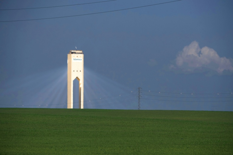 Une tour solaire à la centrale solaire  Atlantica Yield à Sanlúcar la Mayor, en Espagne, le 27 février 2026 ( AFP / Cristina Quicler )