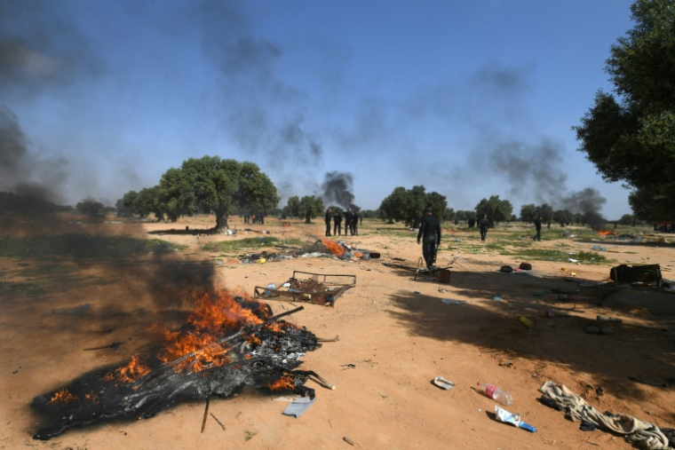 Un camp de migrants d'Afrique subsaharienne démantelé à El-Amra, en Tunisie, le 5 avril 2025 ( AFP / FETHI BELAID )