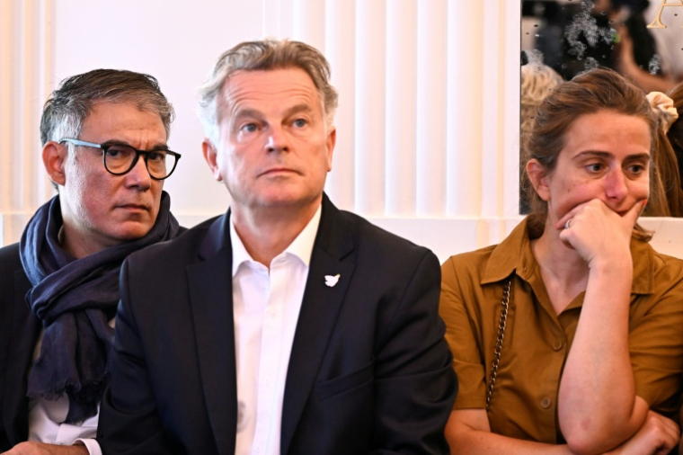 De g. à d.: le dirigeant du Parti socialiste, Olivier Faure, celui du Parti communiste, Fabien Roussel, et celle des Ecologistes, Marine Tondelier, à Paris le 17 juin 2025 ( AFP / JULIEN DE ROSA )