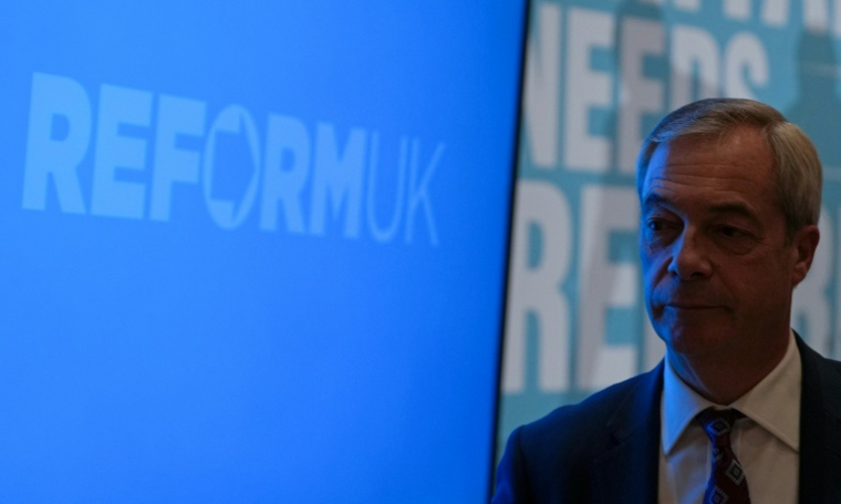 Le leader du parti Reform UK, Nigel Farage, quitte la salle après avoir assisté à une conférence de presse à Londres, le 26 novembre 2025 ( AFP / CARLOS JASSO )