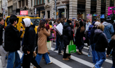 Des passants dans une rue animée du quartier de SoHo, à New York, le 21 décembre 2025 ( AFP / CHARLY TRIBALLEAU )