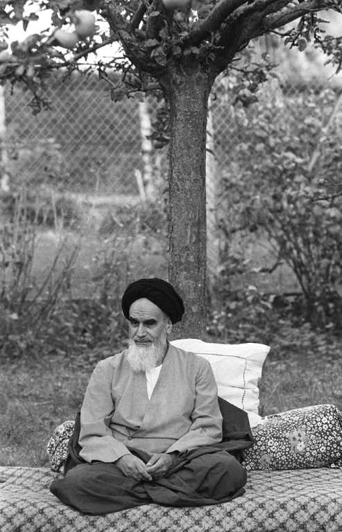 L'ayatollah Khomeini, en exil, dans son jardin à Neauphle-Le-Château, dans les Yvelines, quelques mois avant son retour triomphal en Iran, le 10 octobre 1978Picture dated 10 October 1978 of Ayatollah Khomeiny in his garden in Neauphle-Le Chateau, near Paris, a few months before his triumphal return to Iran during the Islamic revolution. ( AFP / JOEL ROBINE )