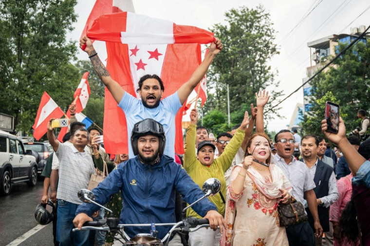Des partisans de l'ancien Premier ministre Sher Bahadur Deuba rassemblés pour l'accueillir à son arrivée à Katmandou, le 13 août 2026 au Népal  ( AFP / Prabin Ranabhat )