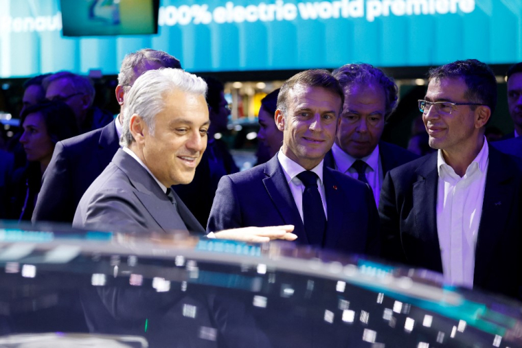 Luca De Meo et Emmanuel Macron au Mondial de l'Auto à Paris le 14 octobre 2024. ( POOL / LUDOVIC MARIN )