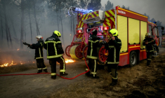 Des pompiers à Saint-Jean-d'Illac, à une trentaine de kilomètres de Bordeaux, le 26 juillet 2026 ( AFP / ROMAIN PERROCHEAU )