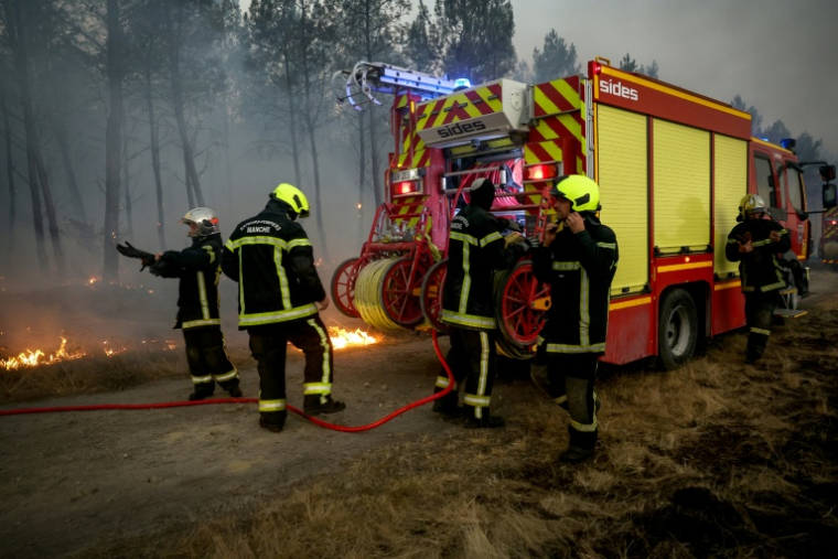 Des pompiers à Saint-Jean-d'Illac, à une trentaine de kilomètres de Bordeaux, le 26 juillet 2026 ( AFP / ROMAIN PERROCHEAU )