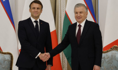 Emmanuel Macron et Chavkat Mirzioïev, à Samarcande, en novembre 2023 ( AFP / LUDOVIC MARIN )