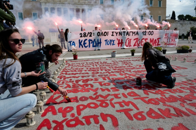 Manifestation étudiante sur la place Syntagma à Athènes à deux jours de l'anniversaire de la catastrophe ferroviaire de Tempé, le 26 février 2026 ( AFP / Aggelos NAKKAS )