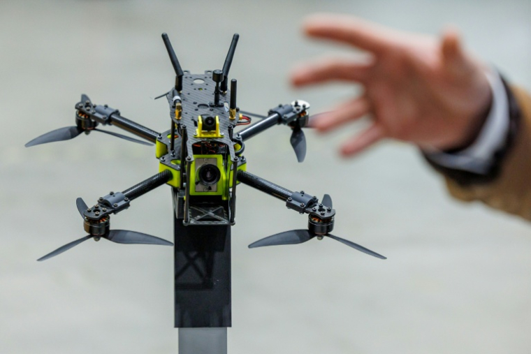 Un drone "chasseur" au centre DLR lors d'une présentation du programme "Custodian" à Cochstedt, en Allemagne, le 8 octobre 2025 ( AFP / JENS SCHLUETER )