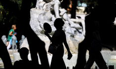 Une femme utilise un éventail, dans une rue de Toulouse, le 23 août 2023, durant une vague de chaleur en France ( AFP / Charly TRIBALLEAU )