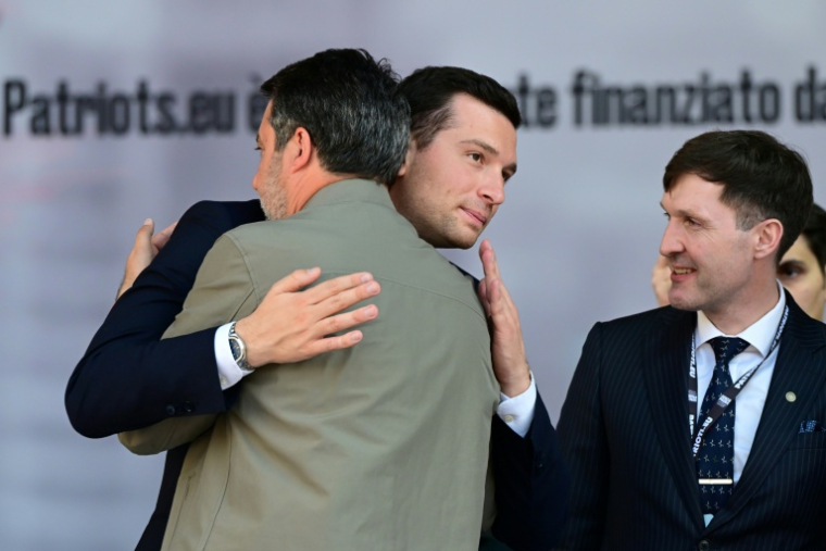 Le président du Rassemblement National Jordan Bardella salue le vice-président du gouvernement de coalition italien Matteo Salvini, à Milan en Italie le 18 avril 2026 ( AFP / PIERO CRUCIATTI )