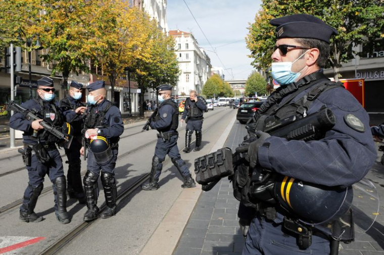 FRANCE: TROIS MORTS DANS UNE ATTAQUE À L'ARME BLANCHE À NICE