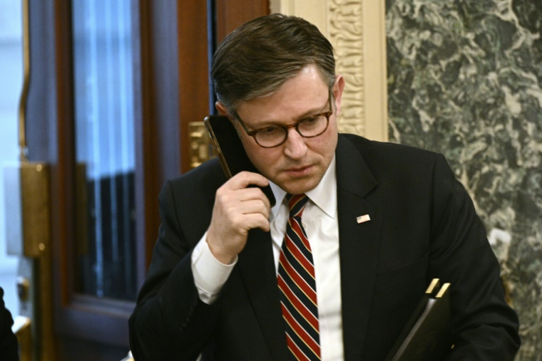 Le président républicain de la Chambre américaine des représentants, Mike Johnson, parle au téléphone à l'issue d'une réunion avec le président Donald Trump, le 8 avril 2025 au Capitole à Washington ( AFP / Brendan SMIALOWSKI )