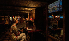 Des gens sont assis dans un bar à New York