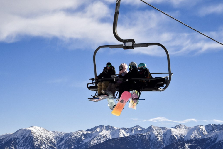 Un télésiège de la station de Font-Romeu, dans les Pyrénées, en 2022 (illustration) ( AFP / RAYMOND ROIG )